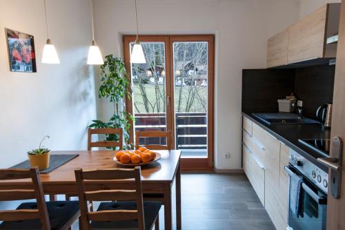 una cucina con un tavolo con una ciotola di arance sopra di Haus an der Kräuterwiese a Unterwössen