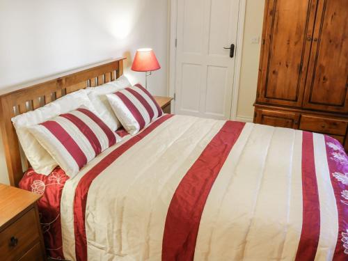 A bed or beds in a room at Cloonkee Cottage