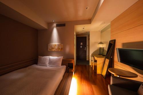 Un ou plusieurs lits dans un hébergement de l'établissement KOKO HOTEL Fukuoka Tenjin