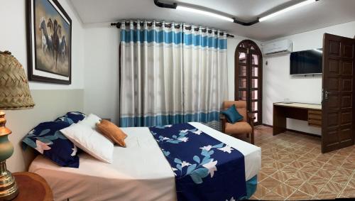 a bedroom with a bed and a desk in a room at Hotel Lider in Santa Cruz de la Sierra