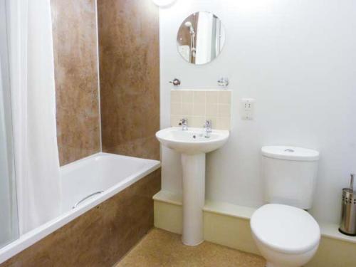 Isle of WhithornにあるThe Clamshellのバスルーム(洗面台、トイレ、シャワー付)