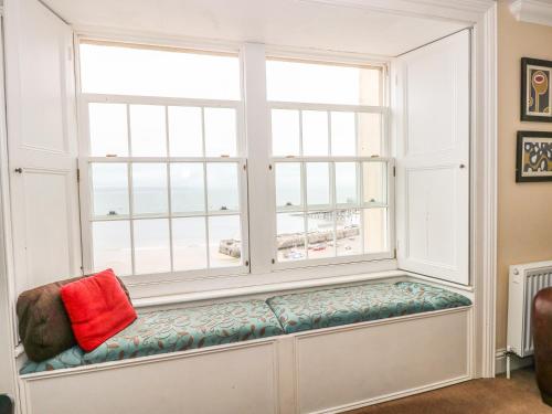un posto a sedere vicino alla finestra con vista sull'oceano di Apartment 2 a Tenby