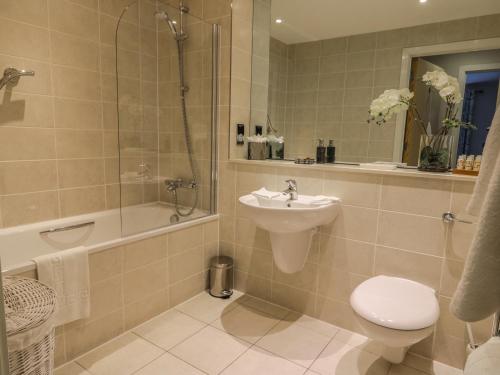 スカーバラにあるScarborough Apartments - One Bedのバスルーム(トイレ、洗面台、シャワー付)