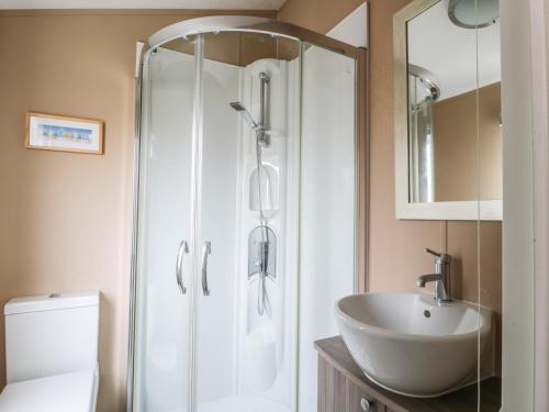 a bathroom with a shower and a sink at Cheri in Mainsriddle