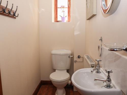 A bathroom at Shire Cottage at Top Butterley Farm