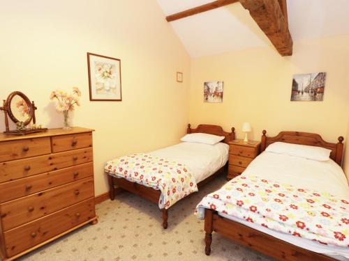 Кровать или кровати в номере Meadow Cottage