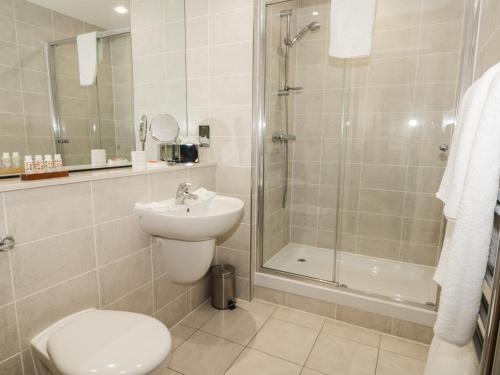 スカーバラにあるScarborough Apartments - Two Bed 2のバスルーム(シャワー、洗面台、トイレ付)