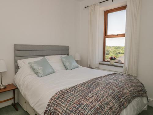 um quarto com uma grande cama branca e uma janela em Carr House em Balderstone