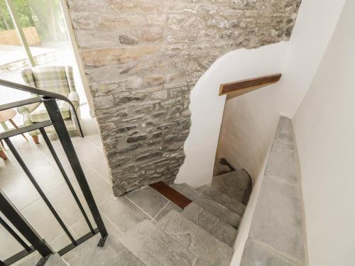 eine Steintreppe in einem Haus mit einer Steinmauer in der Unterkunft Oak Cottage in Barnard Castle