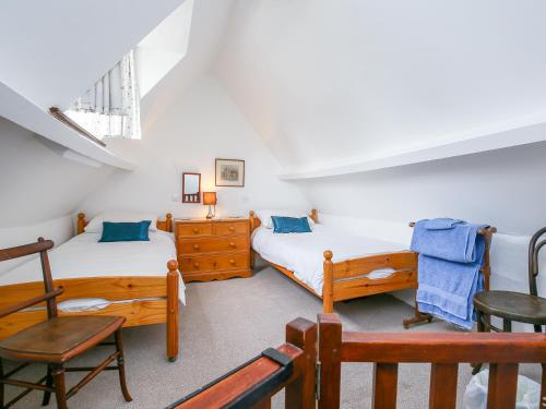 Un pat sau paturi într-o cameră la Japonica Cottage