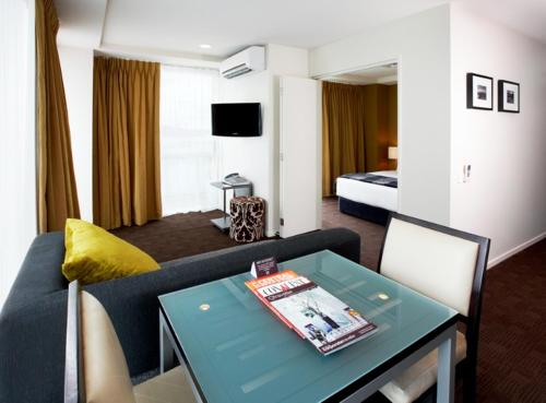 Uma TV ou centro de entretenimento em The Quadrant Hotel & Suites
