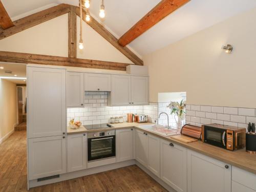 Η κουζίνα ή μικρή κουζίνα στο Rhianwen, Plas Moelfre Hall Barns