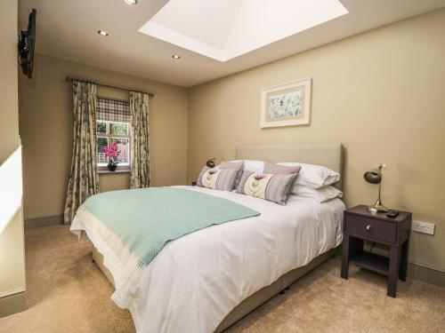 Un dormitorio con una cama grande y una ventana en Providence Cottage en Easingwold