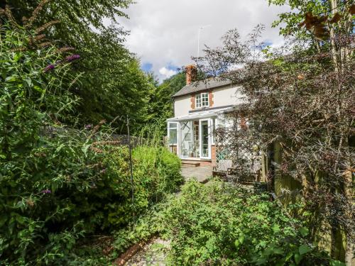 a cottage in the middle of a garden at Blenheim Edge, The Causeway in Woodstock