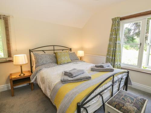 ein Schlafzimmer mit einem Bett mit Handtüchern darauf in der Unterkunft The Cottage in Llangollen