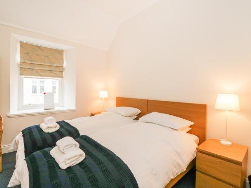 ein Schlafzimmer mit 2 Betten und Handtüchern darauf in der Unterkunft Watergate in Perth