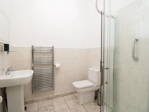 Un baño con inodoro, lavabo y ducha. en Watergate, en Perth