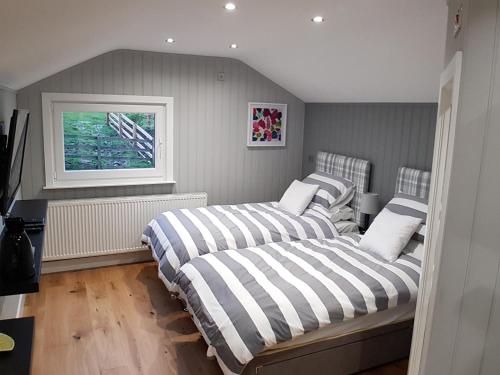 Un pat sau paturi într-o cameră la Meadow Cottage at Hill Top Farm