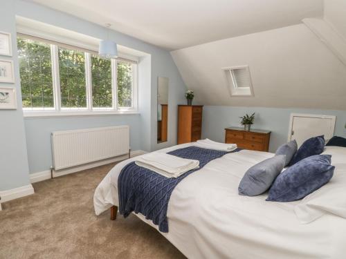 スカーバラにあるGreen Torのベッドルーム(青い枕の大きな白いベッド付)