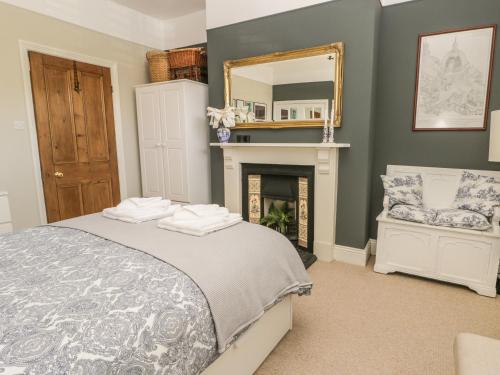 Una cama o camas en una habitación de Londesborough Cottage