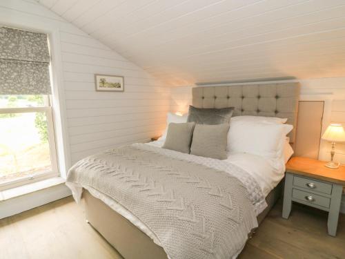 Llit o llits en una habitació de Deer Lodge