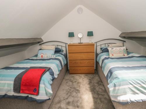 two twin beds in a attic bedroom at 22 Uppergate Street in Conwy
