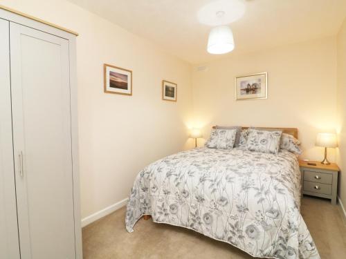 a bedroom with a bed and a closet at Enginefield in Ilfracombe