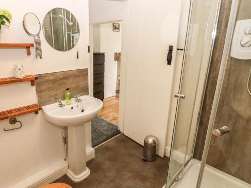 A bathroom at Callow Cottages