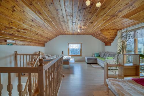ein Wohnzimmer mit Holzdecke in der Unterkunft Pool & Wellness Chalet Sunshine - Happy Rentals in Vransko