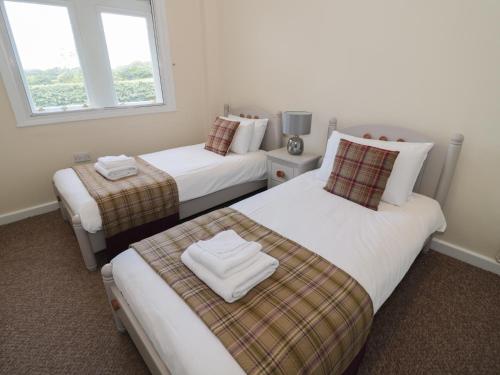 เตียงในห้องที่ Walworth Castle Lodge