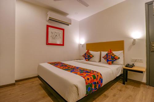 1 dormitorio con 1 cama grande en una habitación en FabHotel Hargobind Enclave en Nueva Delhi