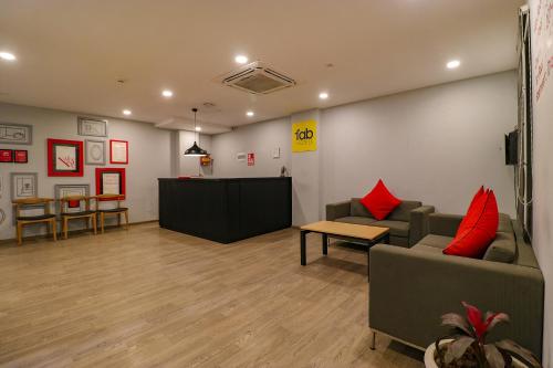 una sala de espera con dos sofás y una mesa en FabHotel Hargobind Enclave en Nueva Delhi