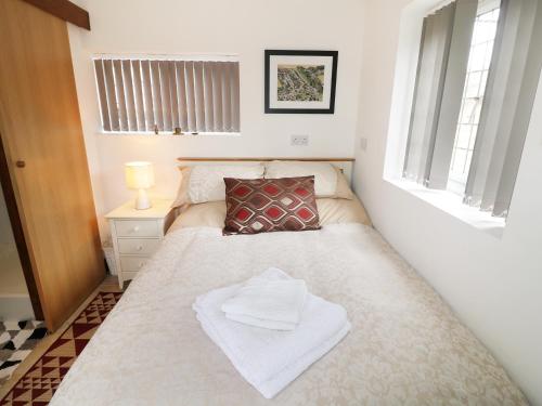 een kleine slaapkamer met een bed met handdoeken erop bij Kissingate in Mansfield