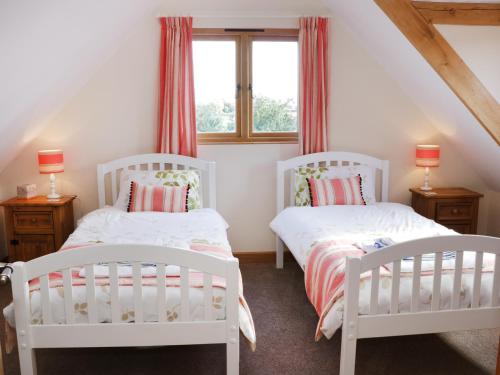 Katil atau katil-katil dalam bilik di Acorn Cottage