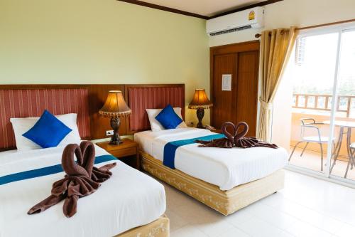 Postel nebo postele na pokoji v ubytování Thipurai Beach Hotel