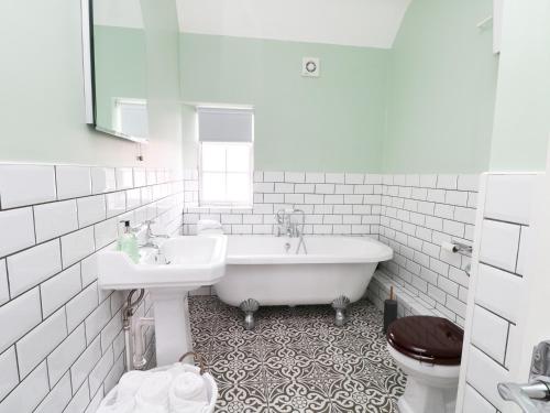 威拉爾的住宿－Sunlight Soap Cottage，带浴缸、盥洗盆和卫生间的浴室