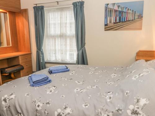 un letto con due asciugamani sopra in una camera da letto di Ogle Cottage a Bridlington