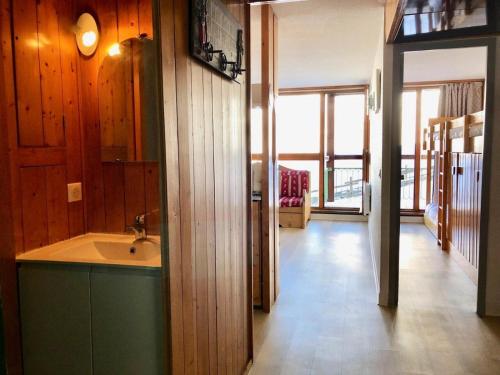 une salle de bain avec un lavabo et une grande fenêtre dans l'établissement Appartement pour 10 personnes au cœur des Arcs 1800 - Duplex 4 Pièces 10 personnes MAE-5001, à Arc 1800