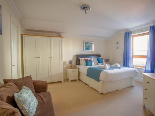- une chambre avec deux lits et un canapé dans l'établissement Harbourside Penthouse, à Weymouth