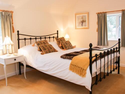 Postel nebo postele na pokoji v ubytování Cream Door Cottage