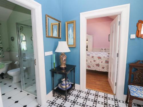 Longfield Lodge tesisinde bir banyo