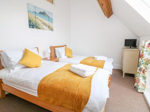 A bed or beds in a room at Woodthorpe Cruck Cottage