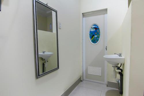 bagno con lavandino e specchio di OYO 3334 Ratu Residence a Medan