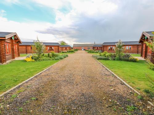 a dirt road in front of a row of houses at Beech Lodge in Oakham