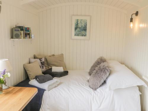 ein Schlafzimmer mit einem weißen Bett mit Kissen in der Unterkunft Bellwether in York