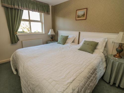 En eller flere senge i et værelse på Holly Cottage