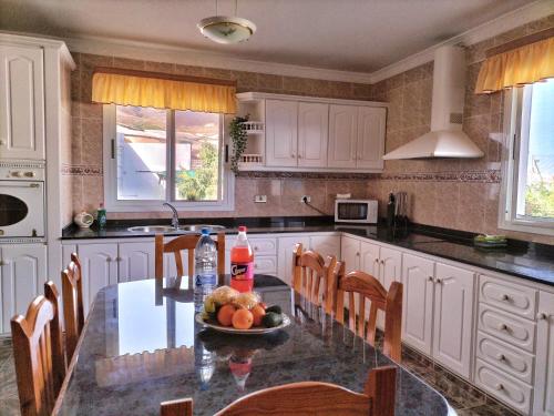 una cocina con una mesa con un bol de fruta. en Villa Los Llanos, en San Nicolás