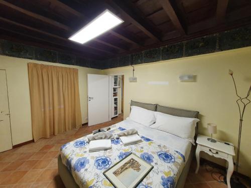 ローマにあるCampo Marzio Exclusive Maisonのベッドルーム1室(青と白の掛け布団付きのベッド1台付)