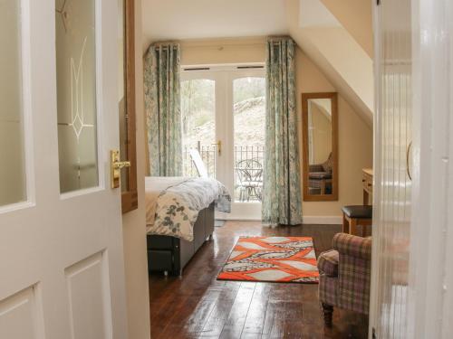 een slaapkamer met een bed en een raam bij Ragleth Place Lodge in Church Stretton