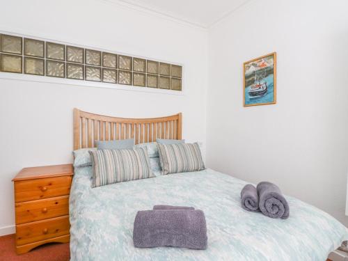 a bedroom with a bed with two towels on it at Maimies Harbourview in Anstruther